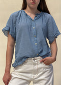 Blouse Capucine en voile de coton bleu, boutons nacrés et encolure à petit volant, vue rapprochée, Dune & Coton — Couleur: Bleu jean