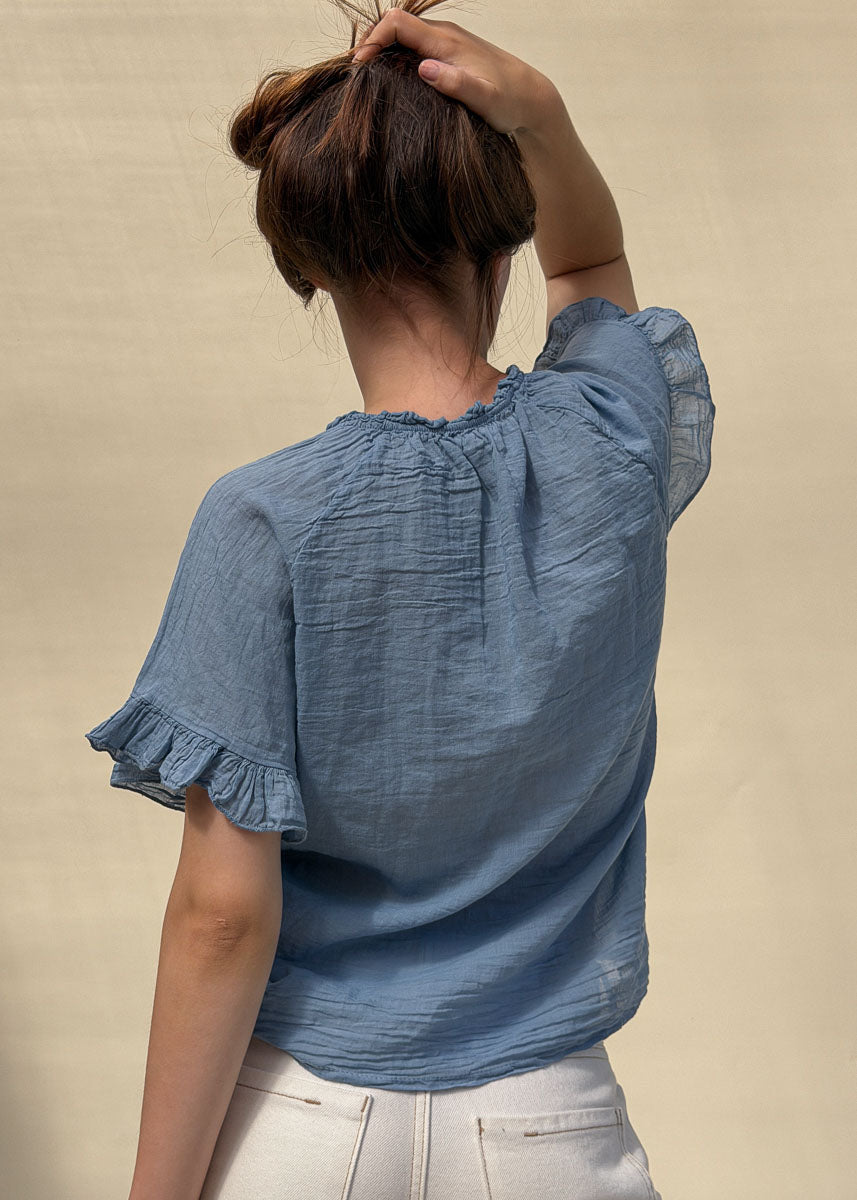 Blouse Capucine femme en voile de coton bleu vue de dos, encolure froncée et manches à volant, Dune & Coton — Couleur: Bleu jean