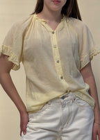 Blouse Capucine en voile de coton jaune, boutons nacrés et encolure à petit volant, vue rapprochée, Dune & Coton — Couleur: Jaune