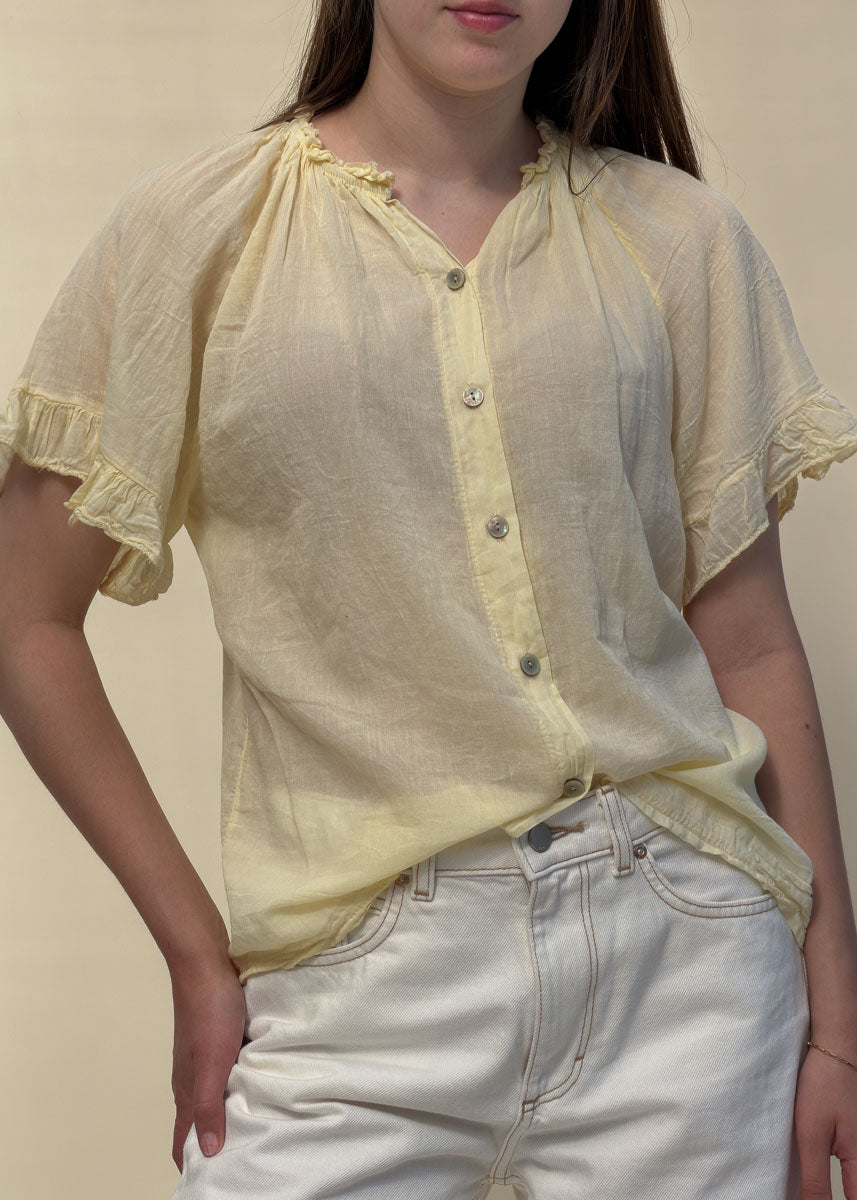 Blouse Capucine en voile de coton jaune, boutons nacrés et encolure à petit volant, vue rapprochée, Dune & Coton — Couleur: Jaune