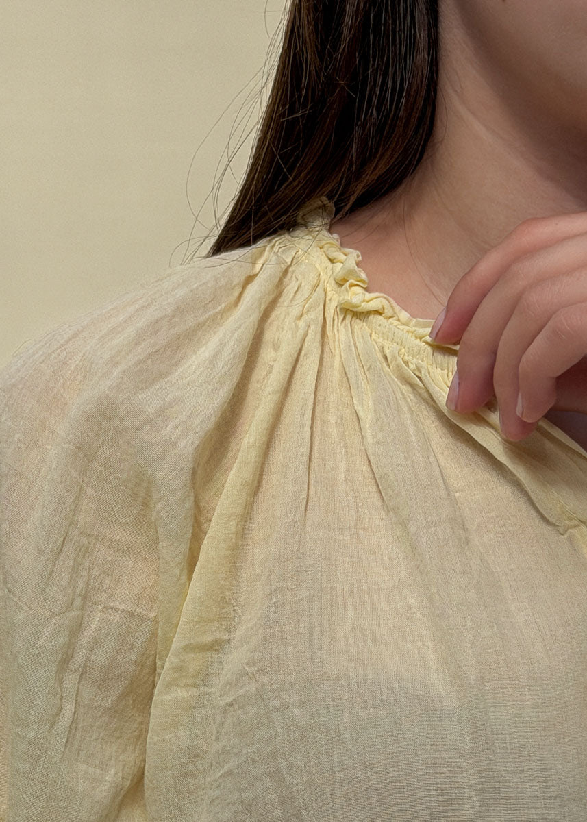 Détail de l'encolure froncée à volant de la blouse Capucine en voile de coton jaune, Dune & Coton — Couleur: Jaune