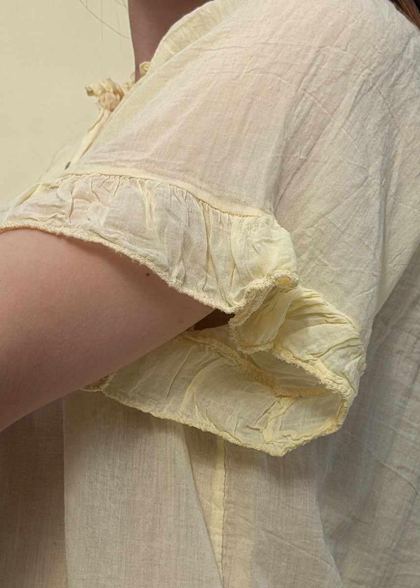 Détail de la manche courte à volant de la blouse Capucine en voile de coton jaune, Dune & Coton — Couleur: Jaune