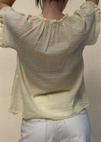 Blouse Capucine femme en voile de coton jaune vue de dos, empiècement froncé, Dune & Coton — Couleur: Jaune