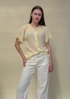 Blouse Capucine femme en voile de coton jaune, encolure froncée et manches à volant, vue de face, Dune & Coton — Couleur: Jaune