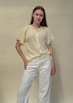 Blouse Capucine femme en voile de coton jaune, encolure froncée et manches à volant, vue de face, Dune & Coton — Couleur: Jaune