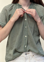 Détail du boutonnage nacré de la blouse Capucine en voile de coton kaki, Dune & Coton — Couleur: Kaki