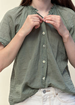 Détail du boutonnage nacré de la blouse Capucine en voile de coton kaki, Dune & Coton — Couleur: Kaki