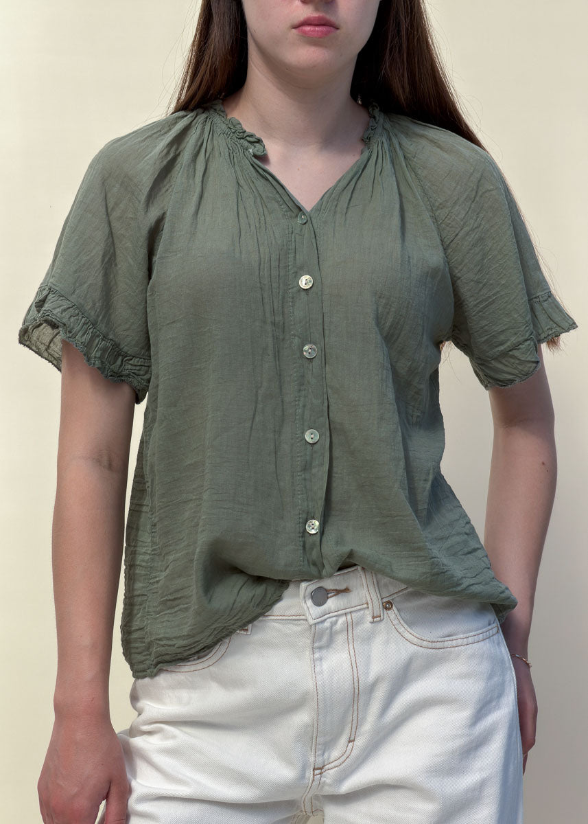 Blouse Capucine en voile de coton kaki, boutons nacrés et encolure à petit volant, vue rapprochée, Dune & Coton — Couleur: Kaki