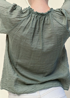Blouse Capucine femme en voile de coton kaki vue de dos, encolure froncée, Dune & Coton — Couleur: Kaki