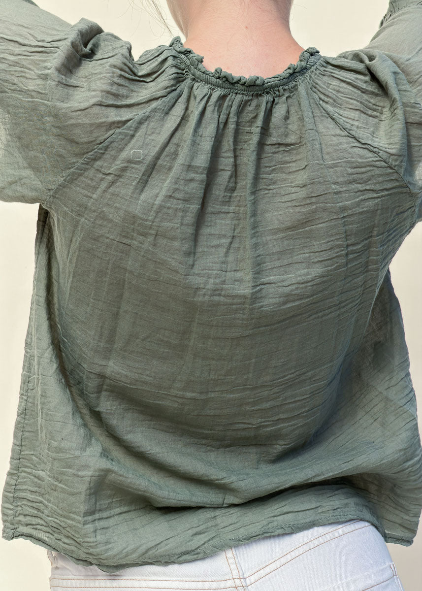 Blouse Capucine femme en voile de coton kaki vue de dos, encolure froncée, Dune & Coton — Couleur: Kaki
