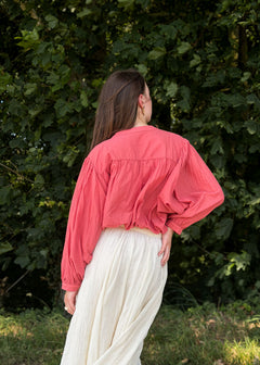 Blouse femme en coton framboise vue de dos, empiècement froncé et manches amples, Dune & Coton — Couleur: Framboise