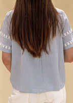 Blouse femme en coton rayé bleu et blanc, manches courtes bordées de broderies, coupe fluide, vue de dos, Dune & Coton — Couleur: Bleu ciel