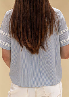 Blouse femme en coton rayé bleu et blanc, manches courtes bordées de broderies, coupe fluide, vue de dos, Dune & Coton — Couleur: Bleu ciel