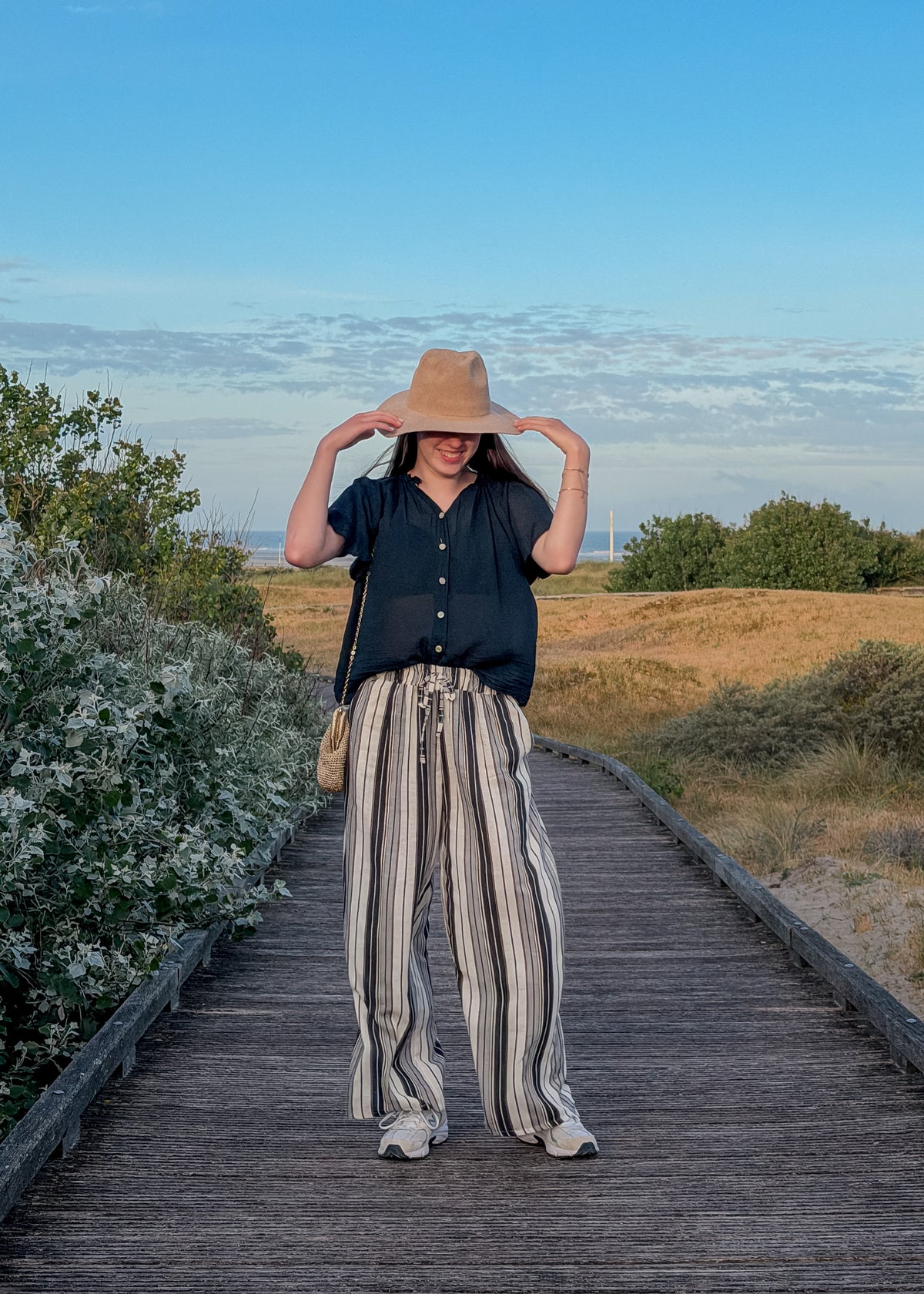 Blouse femme en voile de coton noir, manches à volant et boutons nacrés, Dune & Coton — Couleur: Noir