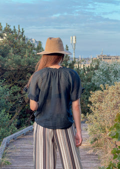 Blouse femme en voile de coton noir, manches à volant et boutons nacrés, Dune & Coton — Couleur: Noir
