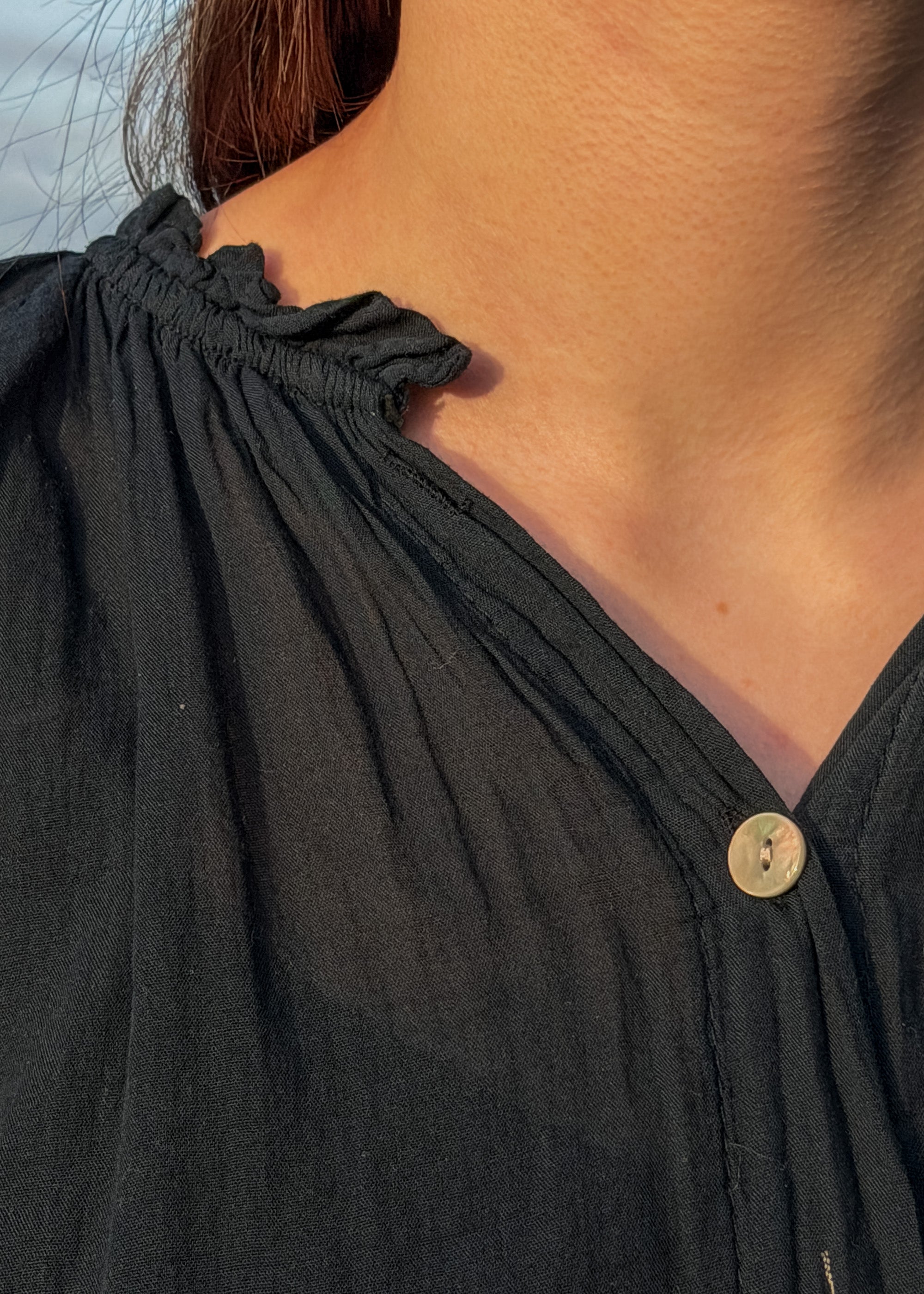 Blouse femme en voile de coton noir, manches à volant et boutons nacrés, Dune & Coton — Couleur: Noir