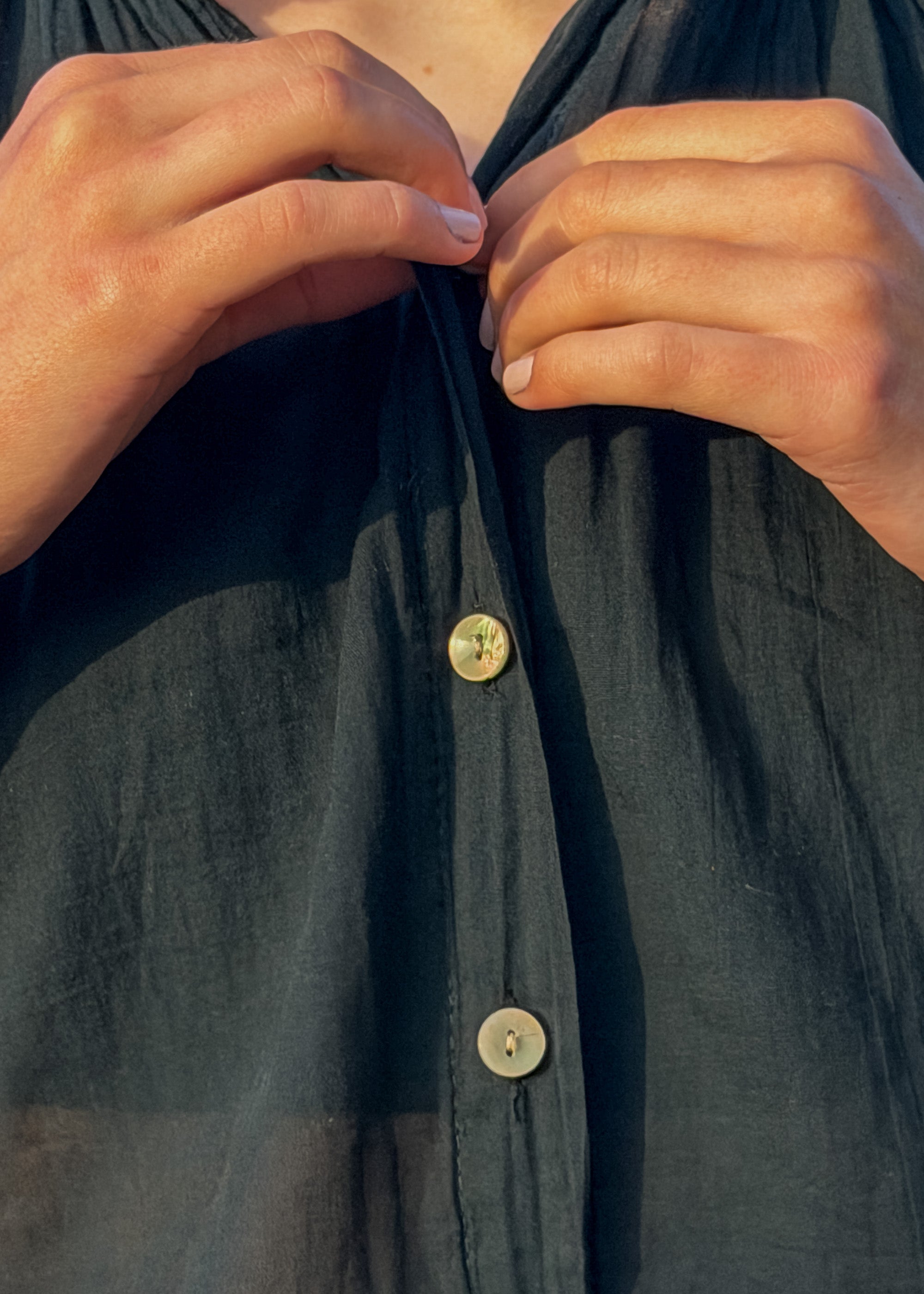 Blouse femme en voile de coton noir, manches à volant et boutons nacrés, Dune & Coton — Couleur: Noir