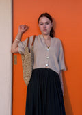 Gilet boutonné en maille beige femme, coupe courte, manches longues, porté de face, allure côtière Dune & Coton — Couleur: Crème
