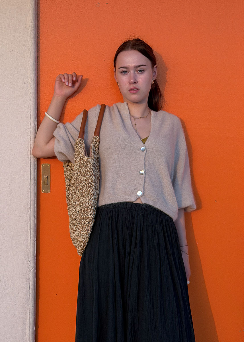 Gilet boutonné en maille beige femme, coupe courte, manches longues, porté de face, allure côtière Dune & Coton — Couleur: Crème