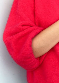 Détail de la maille mohair rouge et de la manche courte légèrement bouffante d'un gilet femme, gros plan sur le tricot duveteux, Dune & Coton — Couleur: Rouge Cerise