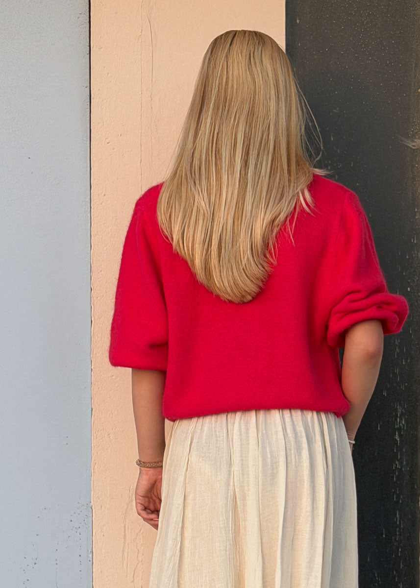Gilet en maille rouge femme, coupe courte, manches courtes bouffantes, vu de dos, maille douce et légère Dune & Coton — Couleur: Rouge Cerise