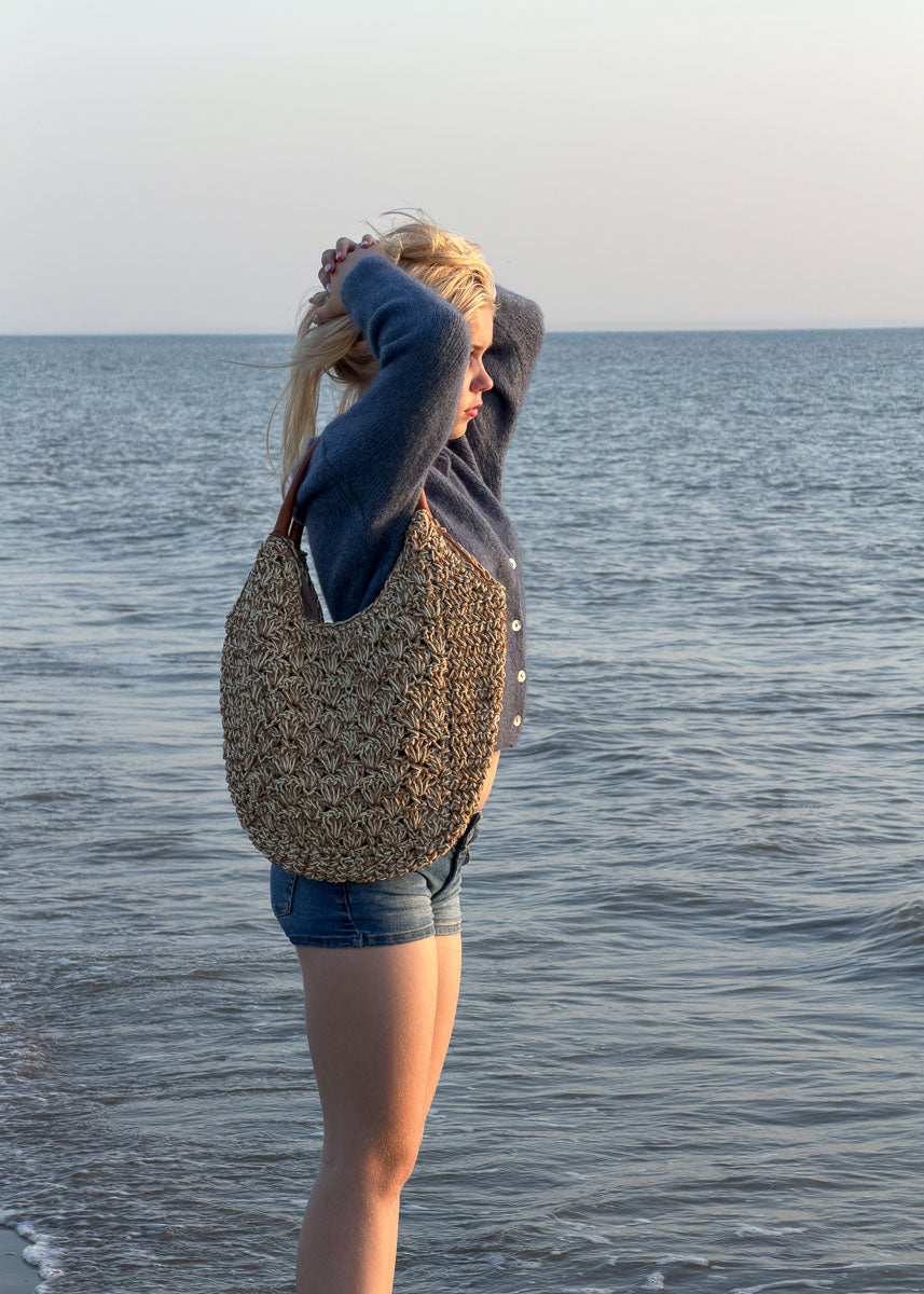 Gilet Louise femme en maille bleu jean, boutons nacrés, porté au bord de mer, Dune & Coton — Couleur: Bleu jean