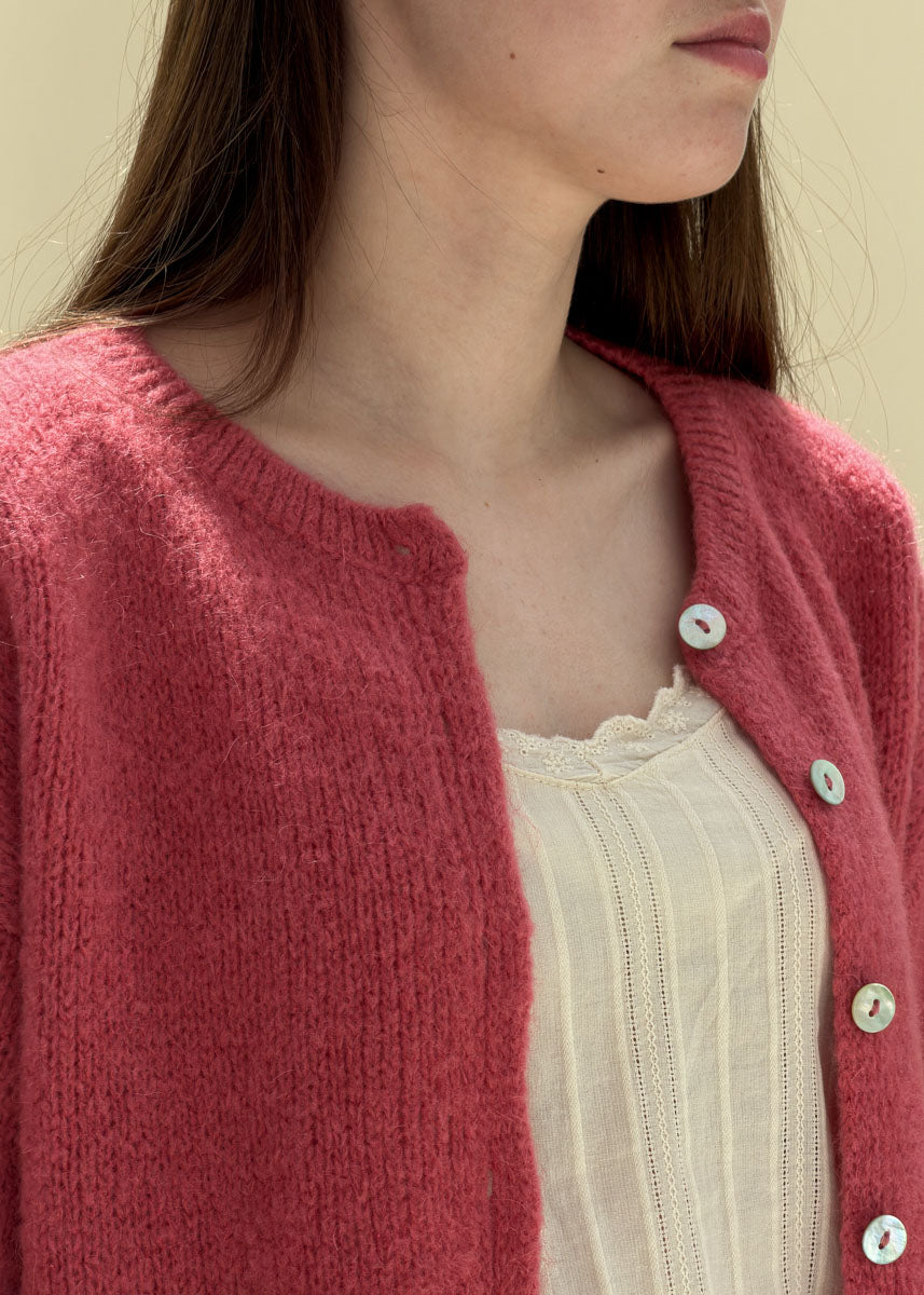 Gilet Louise femme en maille terracotta, détail des boutons nacrés et de l'encolure ronde, Dune & Coton — Couleur: Terracotta