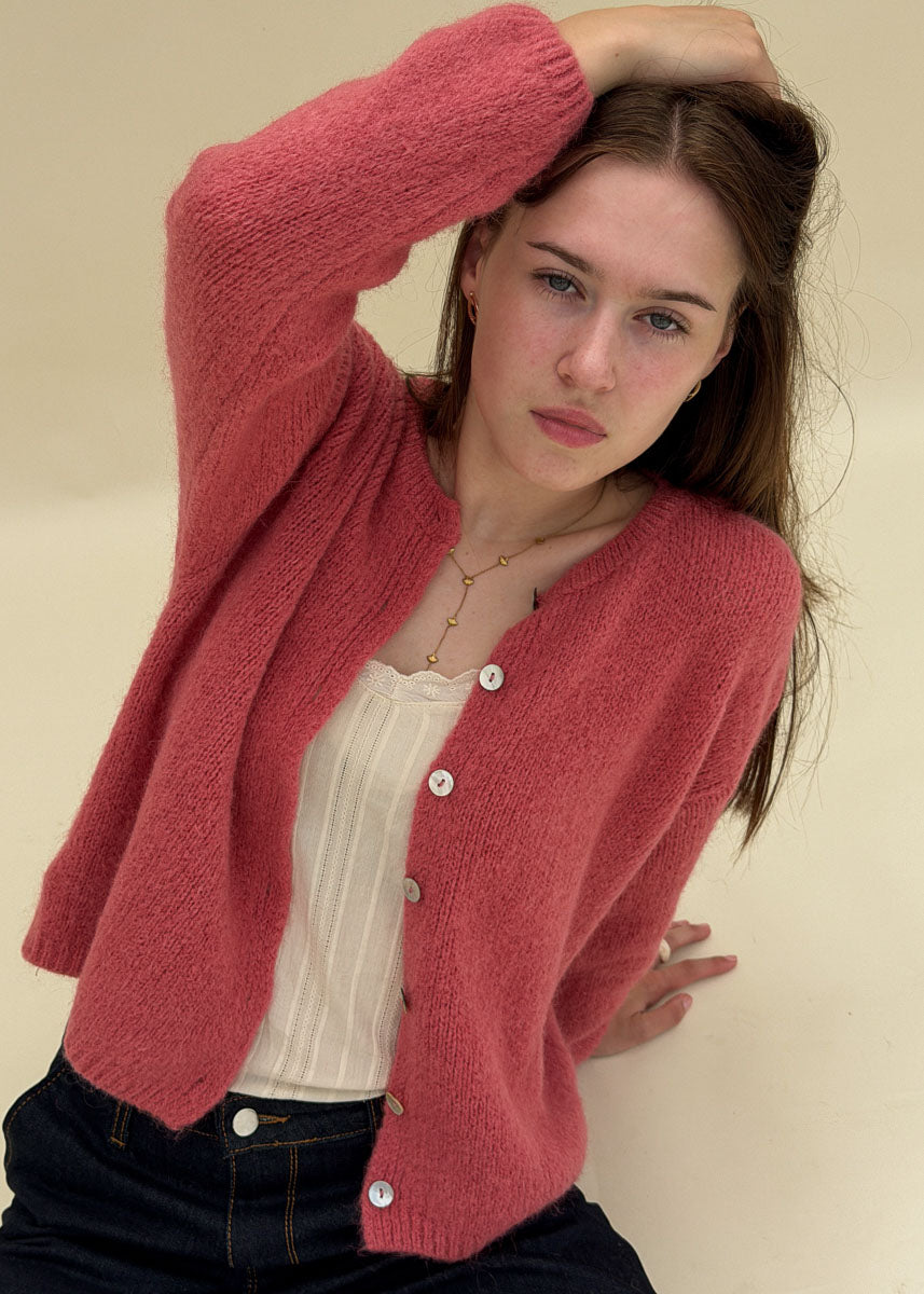 Gilet Louise femme en maille terracotta porté ouvert, boutonnage nacré et manches longues, Dune & Coton — Couleur: Terracotta