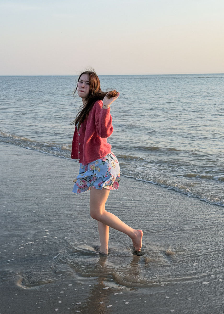 Gilet Louise femme en maille terracotta, boutons nacrés, porté au bord de mer, Dune & Coton — Couleur: Terracotta