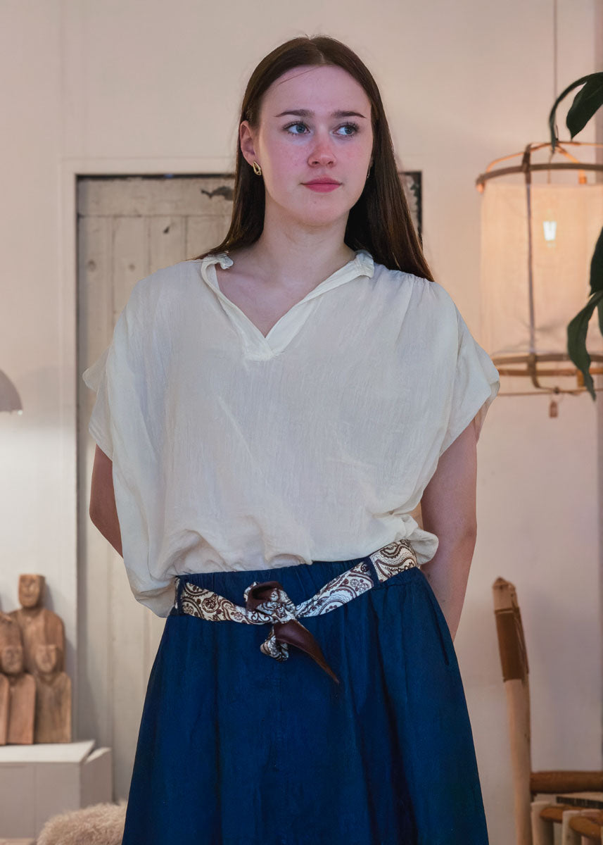 Haut femme en gaze de coton crème porté avec une jupe longue, coupe ample et fluide, Dune & Coton — Couleur: Crème