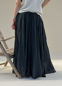Jupe longue en voile de coton froissé noir femme, coupe ample et évasée, tombé fluide et aérien, vue de dos en pied, Dune & Coton — Couleur: Noir