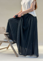 Jupe longue évasée femme en voile de coton froissé noir, vue de profil montrant l'ampleur et le voile léger, Dune & Coton — Couleur: Noir