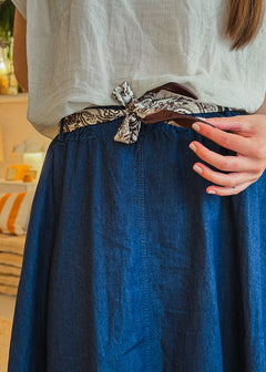 Détail de la taille élastique de la jupe longue en jean, foulard paisley noué, Dune & Coton — Couleur: Denim Blue