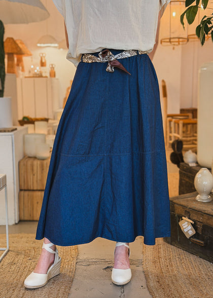 Jupe longue en jean femme à taille élastique et foulard noué, coupe évasée, vue de face, Dune & Coton — Couleur: Denim Blue
