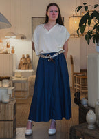 Jupe longue en jean femme portée avec un haut blanc, coupe maxi et évasée, Dune & Coton — Couleur: Denim Blue
