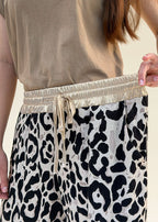 Détail de la taille élastique et du lien lamé or d'un pantalon large femme imprimé léopard, gros plan sur la ceinture, Dune & Coton — Couleur: Léopard