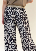 Pantalon large femme imprimé léopard, taille élastique dorée, vu de dos, tombé fluide, Dune & Coton — Couleur: Léopard
