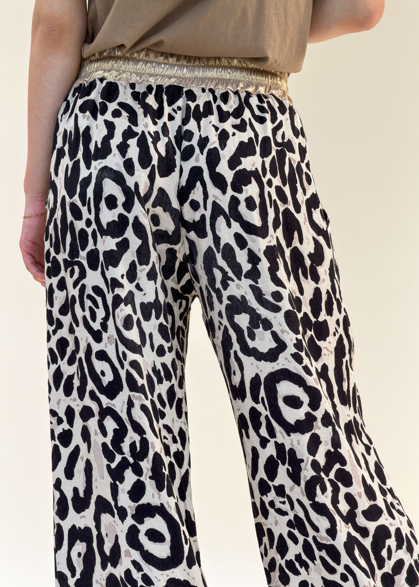 Pantalon large femme imprimé léopard, taille élastique dorée, vu de dos, tombé fluide, Dune & Coton — Couleur: Léopard