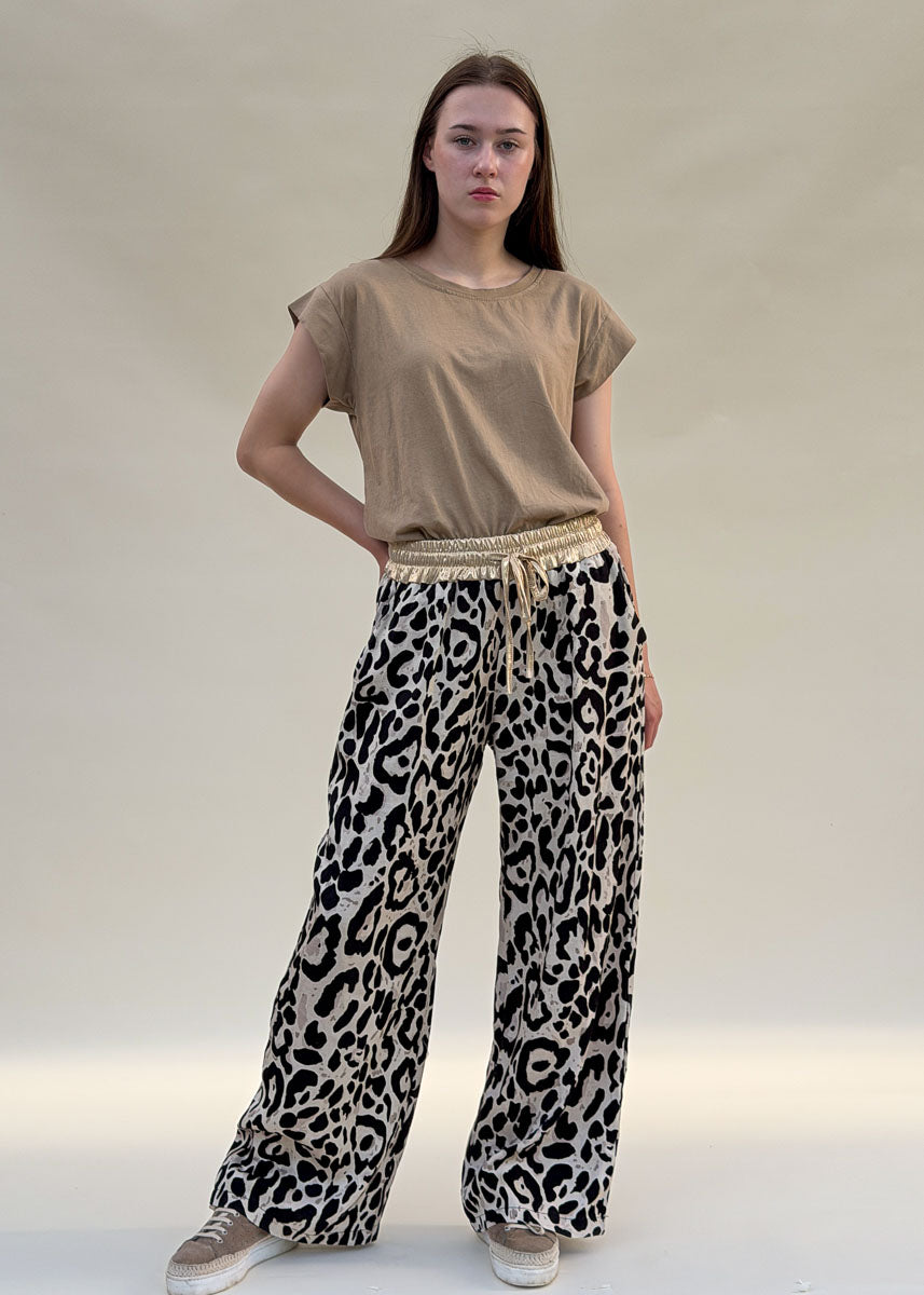 Pantalon large femme imprimé léopard, taille élastique à lien lamé or, coupe fluide et évasée, vue de face en pied, allure balnéaire chic Dune & Coton — Couleur: Léopard