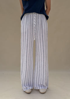 Pantalon large femme en lin blanc à rayures bleues, taille élastique à cordon, jambe ample, vue de face en pied, Dune & Coton — Couleur: Marine