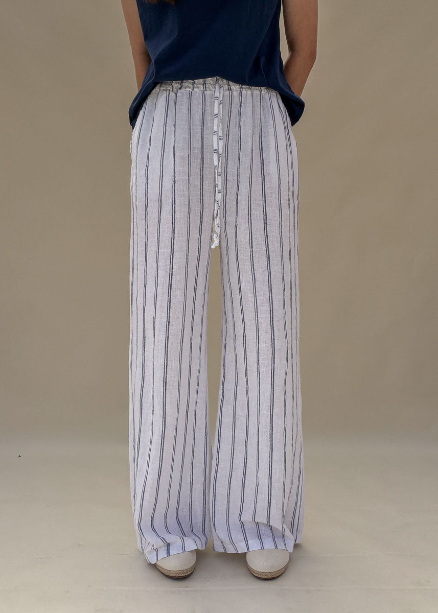 Pantalon large femme en lin blanc à rayures bleues, taille élastique à cordon, jambe ample, vue de face en pied, Dune & Coton — Couleur: Marine