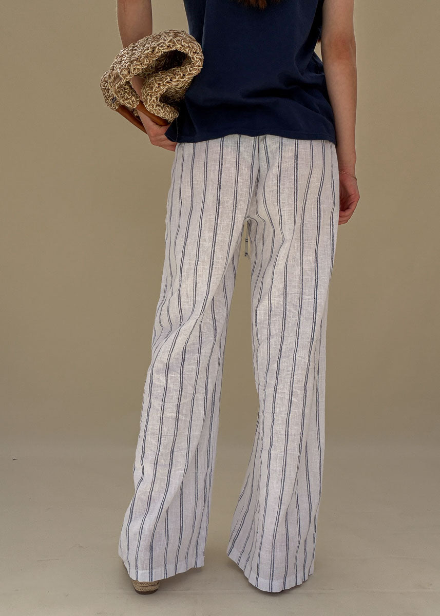 Pantalon large femme en lin blanc rayé bleu, jambe ample et tombé fluide, vue de dos, Dune & Coton — Couleur: Marine
