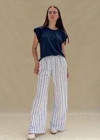 Pantalon large femme en lin blanc à rayures bleues, taille élastique à cordon, jambe ample et fluide, vue de face en pied, allure balnéaire chic Dune & Coton — Couleur: Marine