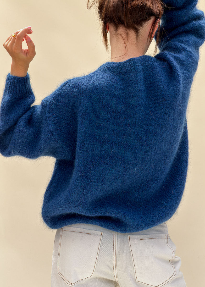 Photo de dos d'un pull femme en mohair bleu, maille douce et duveteuse, Dune & Coton — Couleur: Bleu nuit