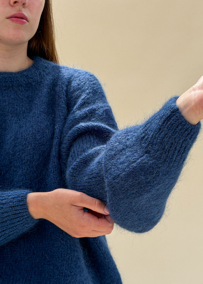 Pull femme en mohair bleu à manches longues bouffantes, poignets côtelés, Dune & Coton — Couleur: Bleu nuit