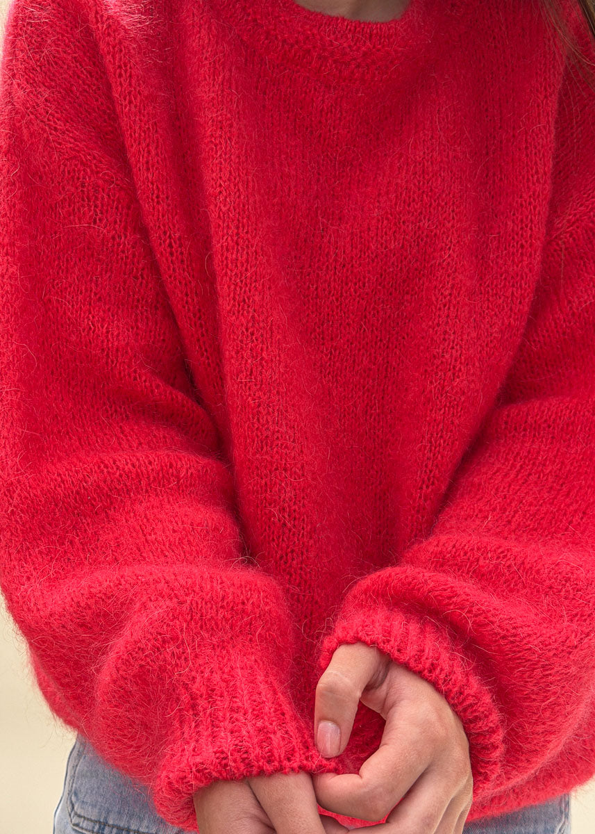 Détail de la maille mohair et des poignets côtelés d'un pull Aimée rouge, Dune & Coton — Couleur: Rouge Cerise