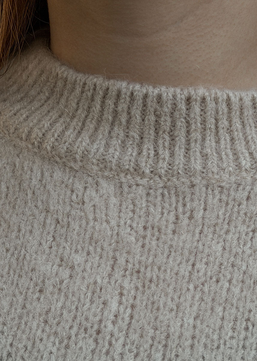 Détail du col montant côtelé et de la maille du pull beige, Dune & Coton — Couleur: Beige