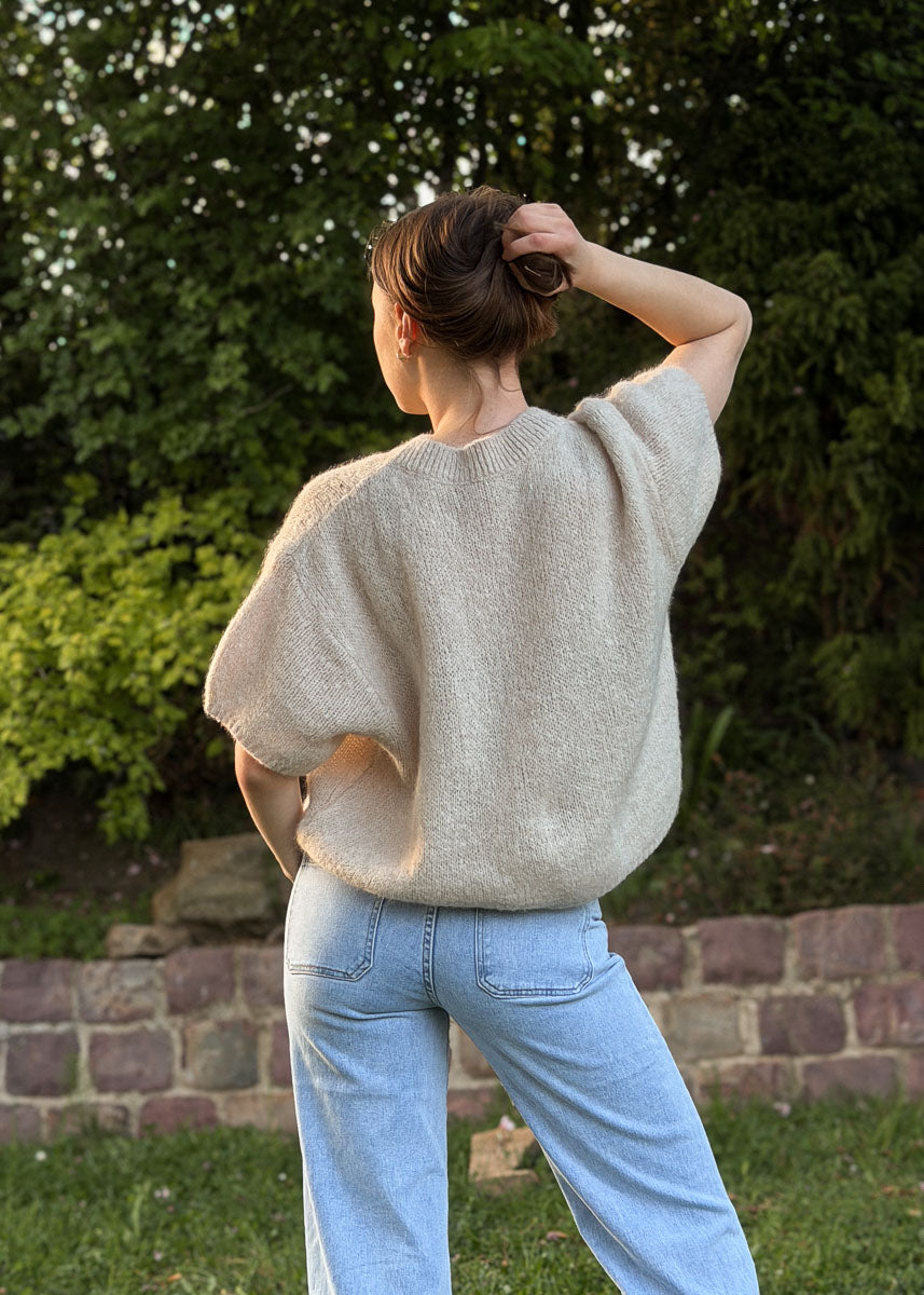 Pull femme en maille beige vue de dos, coupe ample et col montant, Dune & Coton — Couleur: Beige