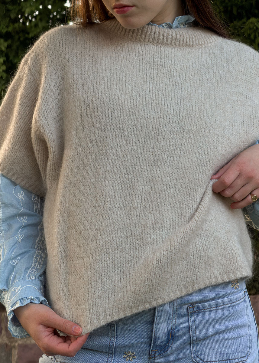 Pull femme en maille beige, col montant côtelé et manches longues, vue de face, Dune & Coton — Couleur: Beige