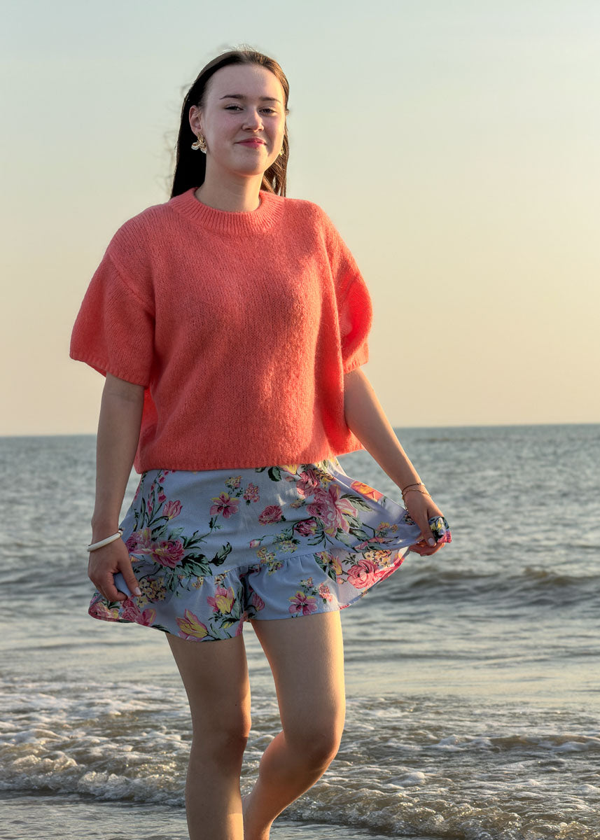 Pull femme en maille abricot à manches courtes, coupe ample, porté au bord de mer, Dune & Coton — Couleur: Abricot
